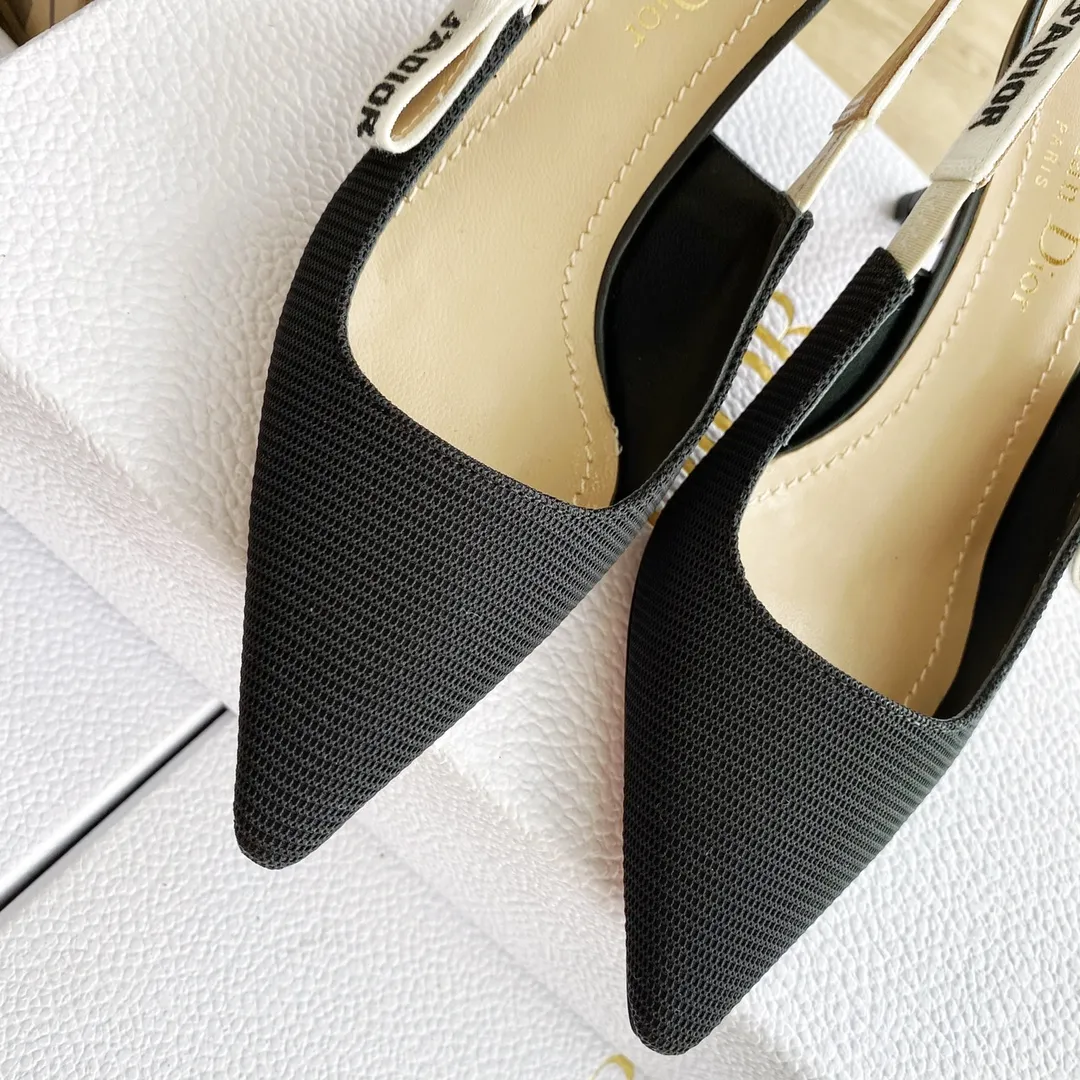👟👟Ex-factory price 440👟👟 Developed one-to-one from the original version, 👠👠✨ ✨Dior’s popular sandals are new🔥 🔥 The same style as the most popular internet celebrities and celebrities of the year💁 💁. Imported fabric, lining and feet are made of calfskin lining🐑. Original molded heel, heel height 10Cm 6.5cm💘 Original molded metal outsole with five-pointed star LOGO mark✨. Original bow, 💅 Italian leather outsole. 👄💋 Full set of packaging (bags, cards, invoices, one-to-one wrapping paper) 34 40 41 customized